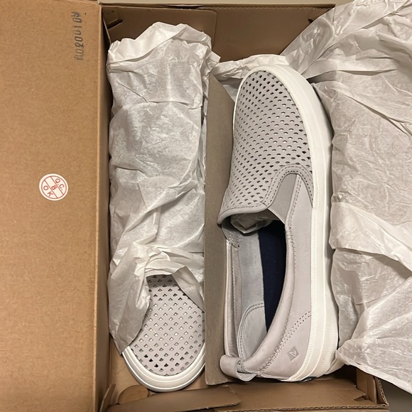 NWT - Light Gray Leather Scallop Sperry Slip-ONS - Picture 2 of 3